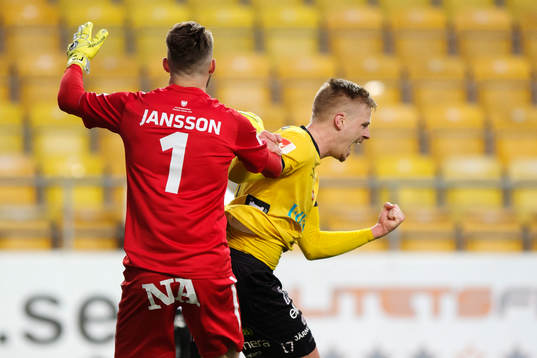 Elfsborgs Per Frick jublar framför Örebros målvakt Oscar