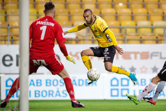 Elfsborgs Issam Jebali skjuter och Örebros målvakt Oscar