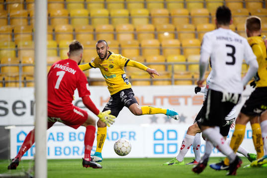 Elfsborgs Issam Jebali skjuter och Örebros målvakt Oscar
