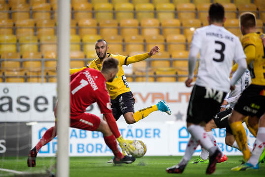 Elfsborgs Issam Jebali skjuter och Örebros målvakt Oscar