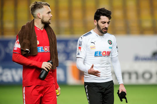 Örebros målvakt Oscar Jansson och Nahir Besara diskuterar
