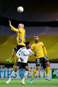 Elfsborgs Simon Lundevall i nickduell med Örebros Kennedy