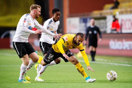 Örebros Michael Almebäck och Elfsborgs Issam Jebali i