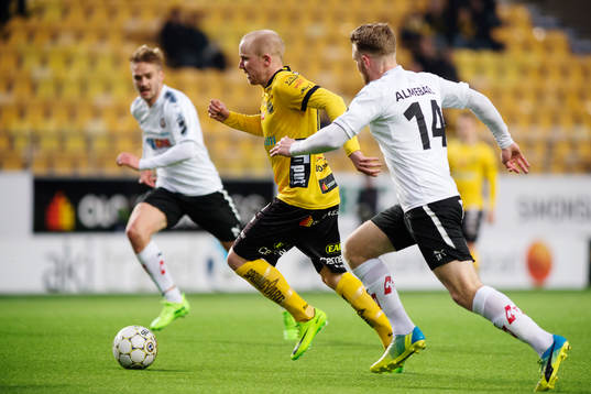 Elfsborgs Simon Lundevall jagas av Örebros Michael