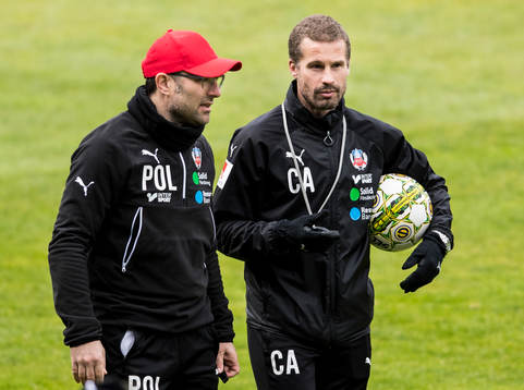 Tränare Per-Ola Ljung och assisterande tränare