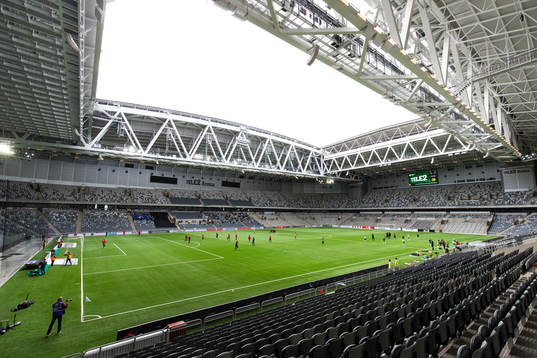 Linköpings och Hammarbys spelare värmer upp på Tele2