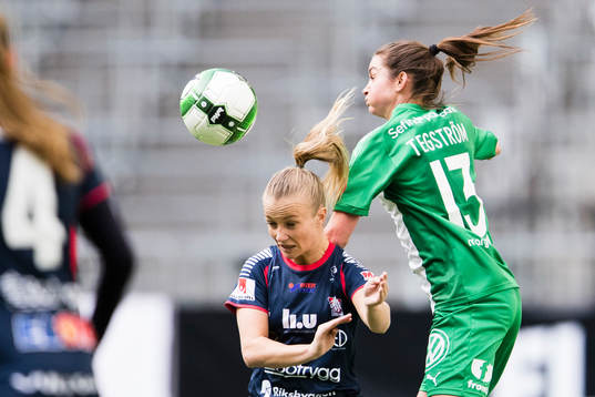 Linköpings Tove Almqvist i en nickduell med Hammarbys