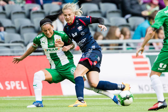 Hammarbys Anna Oskarsson i kamp om bollen med Linköpings