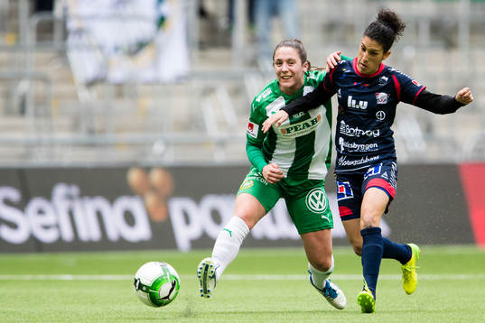 Hammarbys Alma Nygren i kamp om bollen med Linköpings