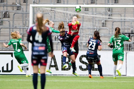 Hammarbys målvakt Emma Holmgren boxar bort bollen frmför
