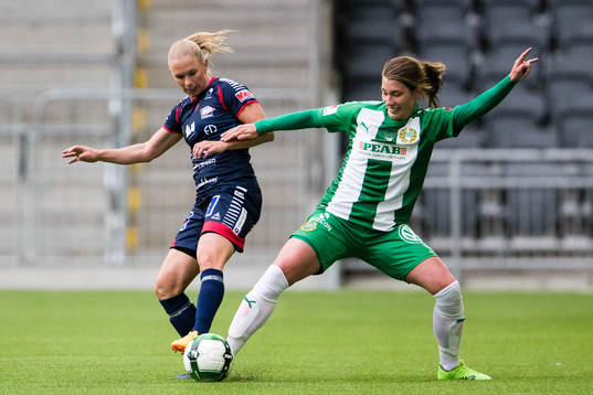 Linköpings Jonna Andersson i kamp om bollen med Hammarbys