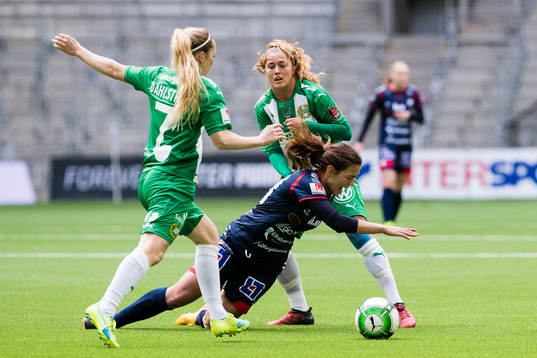 Hammarbys Cathrine Dahlström och Filippa Angeldal i kamp