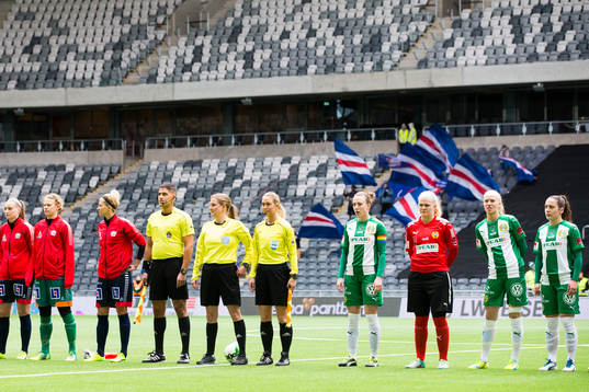 Spelarena och domarna ställer upp på planen innan
