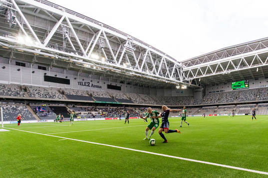 Hammarbys Cathrine Dahlström i kamp om bollen med