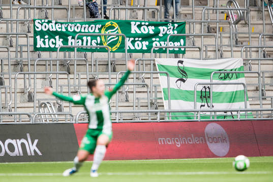 En banderoll med texten Söderbönor kick balls!