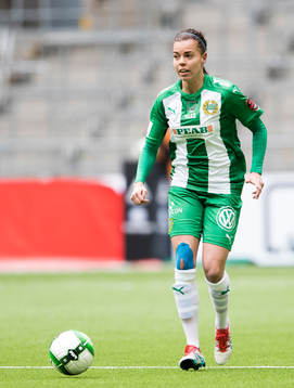 Hammarbys Amanda Johansson med bollen