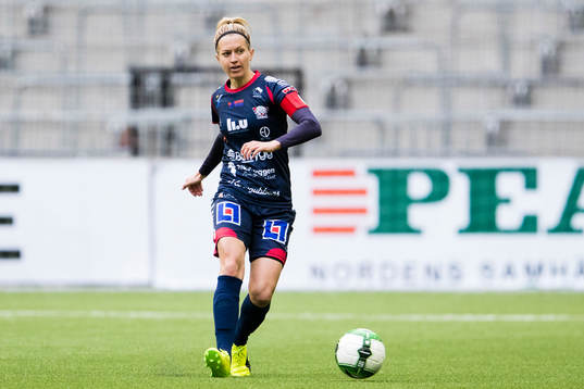 Linköpings Janni Arnth med bollen