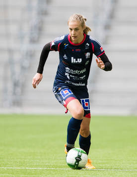 Linköpings Lina Hurtig med bollen