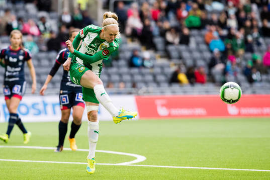 Hammarbys Cathrine Dahlström rensar undan bollen