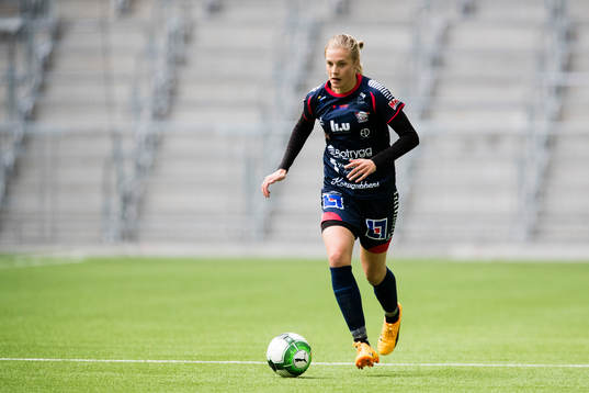 Linköpings Lina Hurtig med bollen