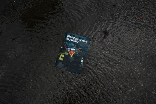 Matchprogram i vattenpöl utanför Gavlerinken Arena före