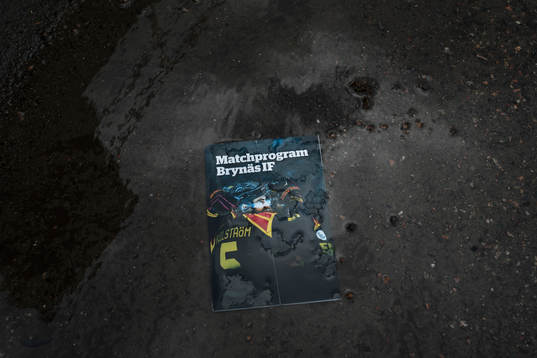 Matchprogram i vattenpöl utanför Gavlerinken Arena före