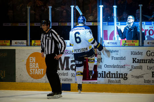 s Christoffer Persson  blir utvisad