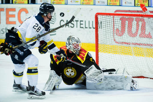 s Anton Bengtsson med målchans på Brynäs målvakt David