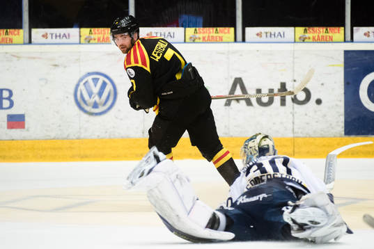 s målvakt Linus Söderström stoppar friläge från