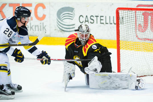 s Anton Bengtsson med målchans på Brynäs målvakt David