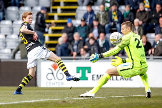 s Johan Blomberg gör 0-1 bakom Jönköpings målvakt