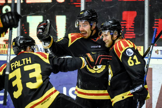 Brynäs Tomas Zaborsky jublar med lagkamrater