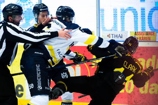 s Christoffer Persson  tacklar Brynäs Kevin Clark