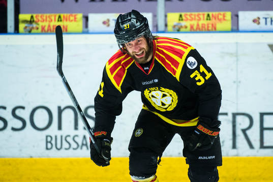Brynäs Jonathan Granström med trasig hjälm