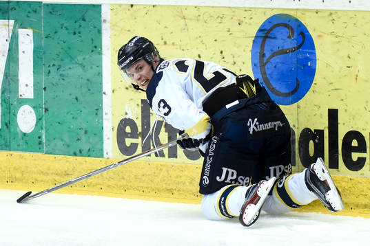 s Lias Andersson grinar illa