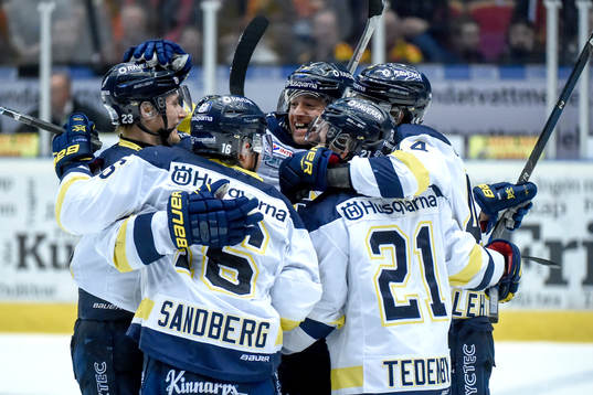 s Mattias Tedenby jublar med lagkamrater