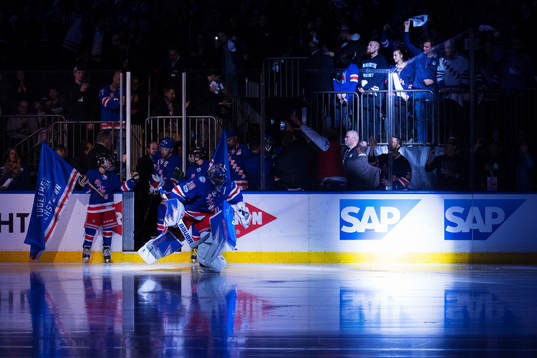 Rangers målvakt Henrik Lundqvist gör entré till