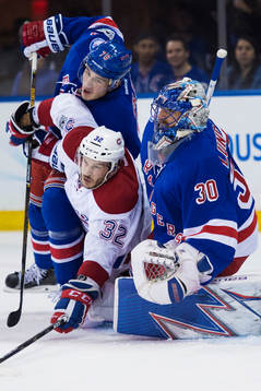 Rangers Brady Skjei och målvakt Henrik Lundqvist utmanas