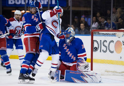 Rangers Marc Staal och målvakt Henrik Lundqvist utmanas av