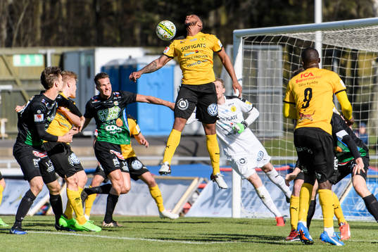 Frejs spelare försöker rensa bort bollen