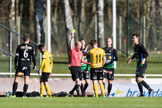 Frejs Adam Gradén blir varnad av domare Per Melin