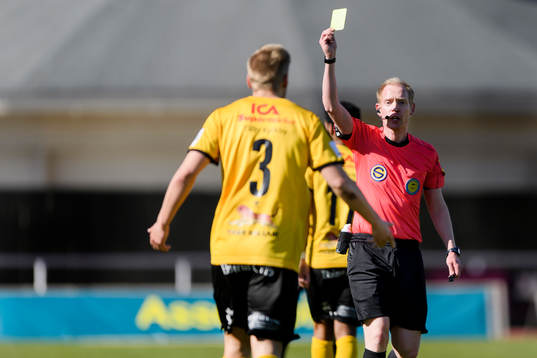 Domare Per Melin ger gult kort till Frejs Martin Falkeborn