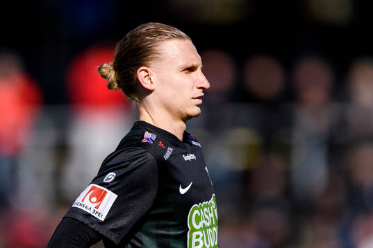 Varbergs Eric Nilsson före fotbollsmatchen i Superettan