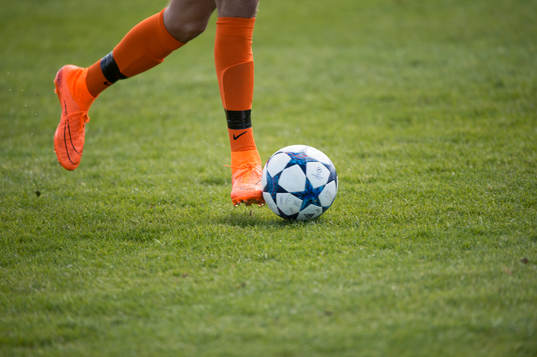 Fot och boll i matchen i division 2 mellan IFK Hässleholm