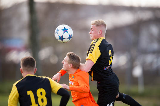 IFK Hässleholms Linus Svensson i matchen i division 2