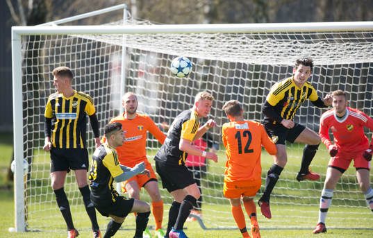 IFK Hässleholms Linus Svensson och Egzon Ademi i matchen i