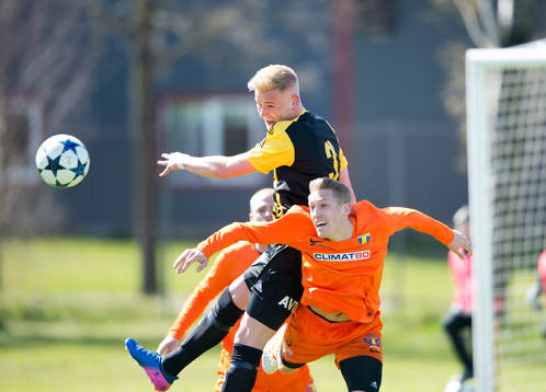 IFK Hässleholms Linus Svensson i matchen i division 2