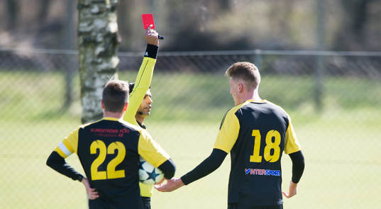 IFK Hässleholms Muhammed Resulovic får rött kort och