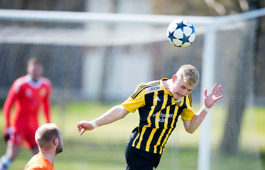 IFK Hässleholms Linus Svensson i matchen i division 2