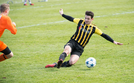 IFK Hässleholms Egzon Ademi i matchen i division 2 mellan